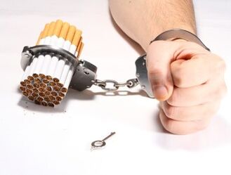 Smēķēšanu ir diezgan grūti atmest tās spēcīgās atkarības dēļ. 